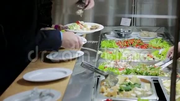 人们强迫食物餐饮施加沙拉食物分配表视频的预览图
