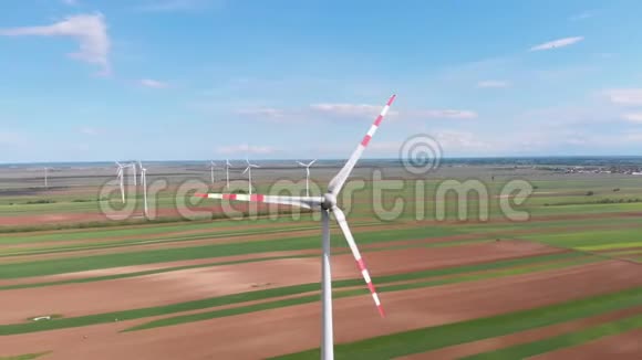 风力涡轮机农场的空中视野奥地利能源生产的Drone观点视频的预览图