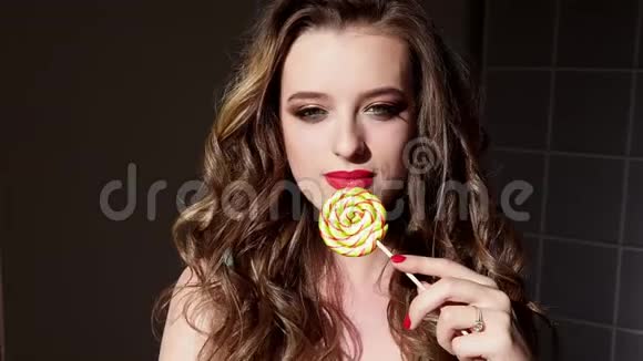 可爱的女孩带着甜美的棒棒糖视频的预览图