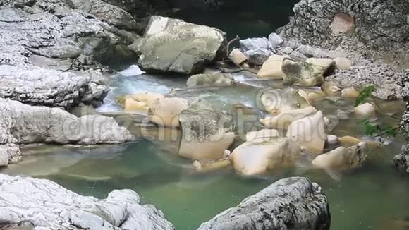 峡谷中的瀑布视频的预览图