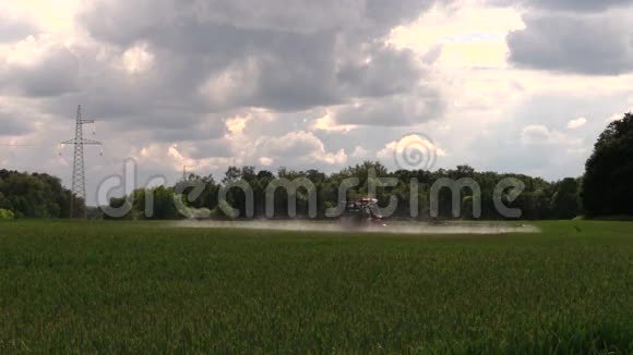 拖拉机用喷雾器喷洒农田乡村工作视频的预览图
