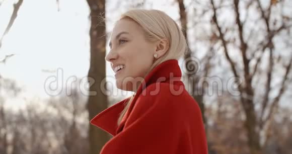 年轻女孩在城市公园享受冬天的肖像视频的预览图