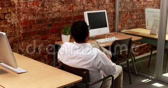 休闲商人靠在办公桌前放松视频的预览图