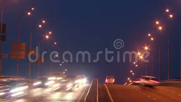 桥梁公路交通的时间跨度黄昏的汽车开着灯视频的预览图