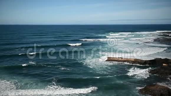 西班牙大西洋加那利群岛特内里费岛岩石海岸的波浪视频的预览图