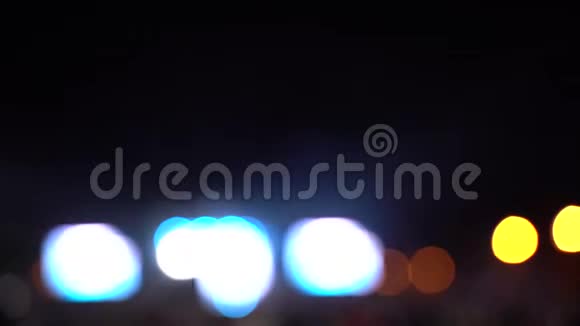 在一个大城市夜间道路上交通模糊视频的预览图