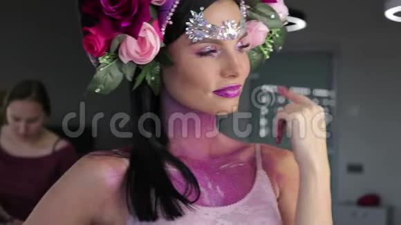 有鲜花和鲜艳妆容的女人视频的预览图