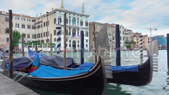 威尼斯的大运河有停泊的缆车视频的预览图
