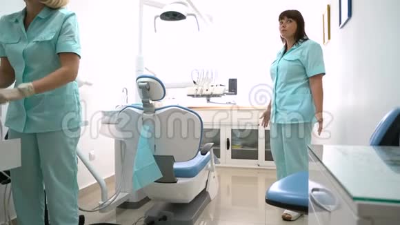 牙科诊所的牙医和护士视频的预览图