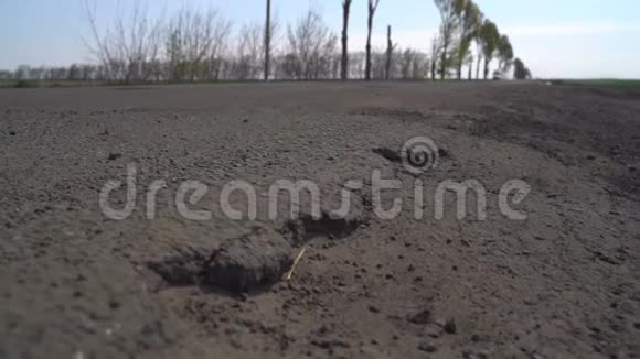 汽车在路面上行驶路面坑坑洼洼视频的预览图