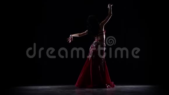 东方女人跳舞黑色背景慢动作视频的预览图