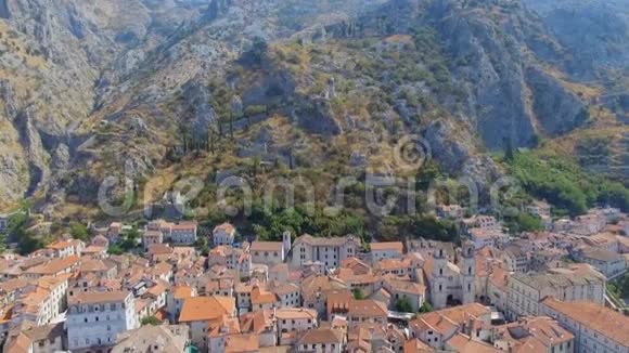 黑山博卡科托尔斯卡Kotor老城和山脉的鸟瞰图视频的预览图