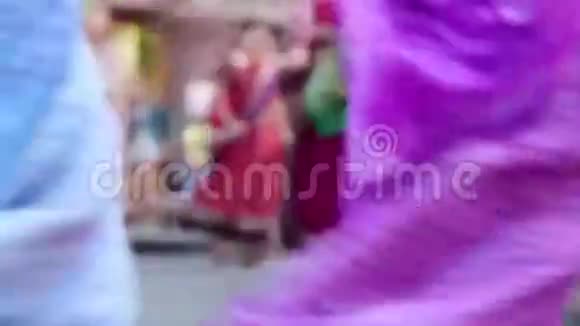 穿着印度教传统彩色服装的妇女在街上跳舞视频的预览图