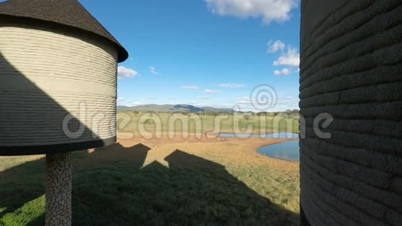 肯尼亚沃伊大约2018年6月在舒适的小屋五颜六色的景观视频的预览图