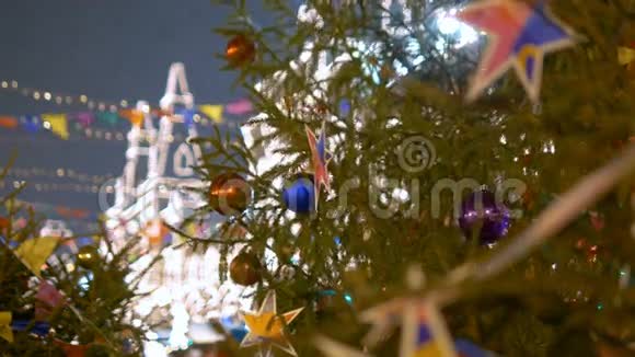 城市圣诞树上明亮的灯光视频的预览图
