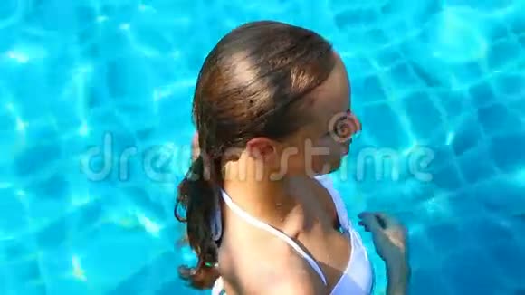 金发女人在游泳池里放松视频的预览图