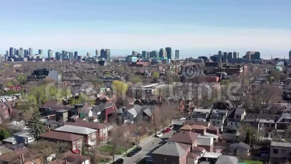 在春天建立一个多伦多社区的飞机射击视频的预览图