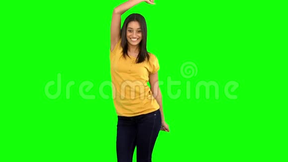 女人在绿色屏幕上举起手臂跳舞视频的预览图