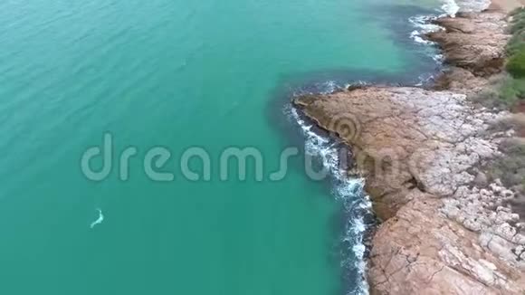 地中海的岩石海岸空中景观视频的预览图