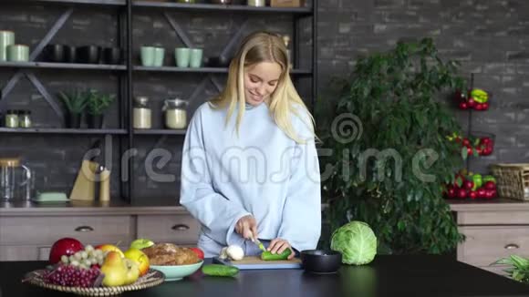 年轻女子在厨房做饭健康食品视频的预览图