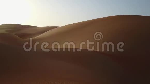 日出时沙丘的无人视野视频的预览图