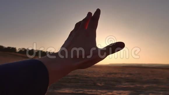旅行男人通过她的手看太阳旅行的生活方式视频的预览图