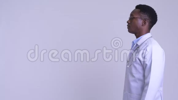 年轻英俊的非洲男子医生简介视频的预览图