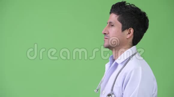 西班牙男性医生的侧写视图视频的预览图