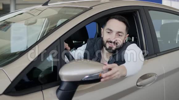 汽车推销员交出一辆新车的钥匙视频的预览图