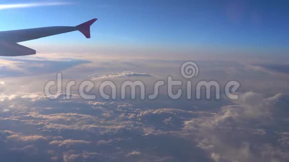 在空中可以看到飞机机翼的轮廓和深蓝色的天际线视频的预览图