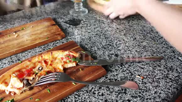 人们吃大块热比萨饼视频的预览图