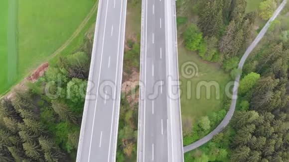 公路高架桥在山区交通的混凝土支柱上的鸟瞰图视频的预览图