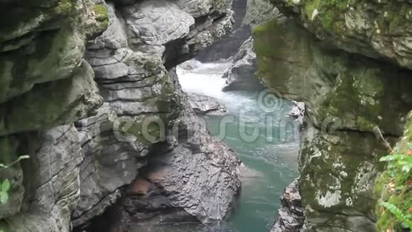 峡谷中的瀑布视频的预览图