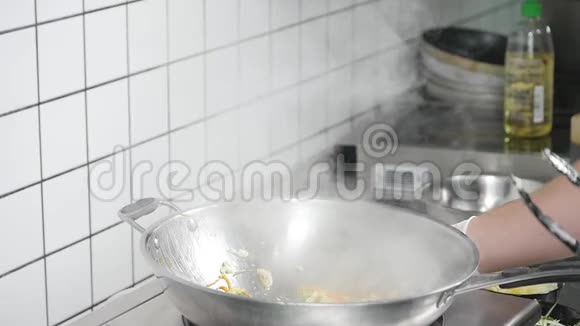 亚洲餐厅厨房厨师烹饪食品年轻人作为专业厨师工作视频的预览图