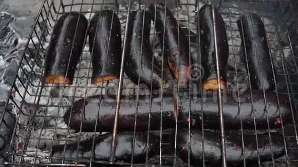 锅在火里炸了锅也煮肉视频的预览图