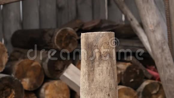 伐木工人砍柴用斧头劈柴慢动作视频的预览图
