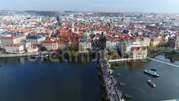 从布拉格上空俯瞰全景从城市空中俯瞰布拉格的城市景观飞越布拉格上空视频的预览图