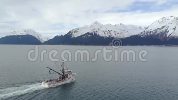 阿拉斯加商业鲑鱼渔船正在进行中视频的预览图