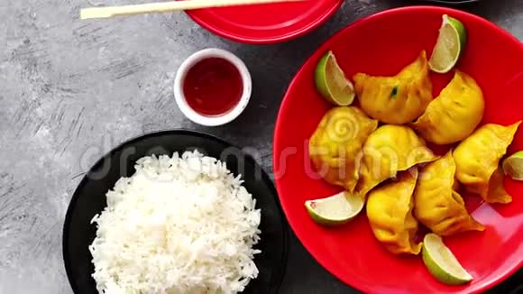 中国菜放在石桌上视频的预览图