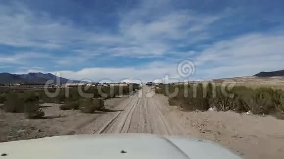 玻利维亚沙漠卡车视频的预览图