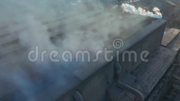 空中观景工业管道用烟雾污染大气视频的预览图