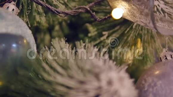 圣诞树上的圣诞球快关门选择性重点视频的预览图