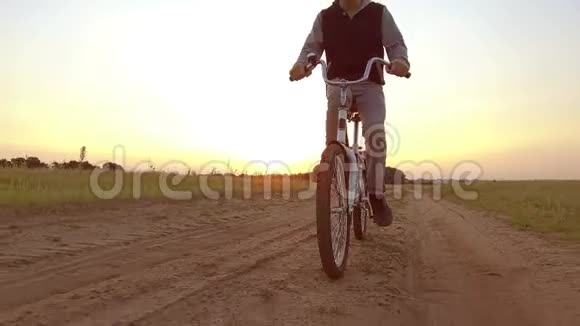 骑自行车的少年男孩少年男孩骑着自行车沿着小路走向大自然Stedicam拍摄的动态视频视频的预览图