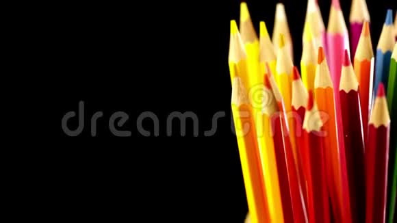 彩色铅笔的顶部彩色铅笔打开黑色背景快关门4K镜头在黑色背景下视频的预览图