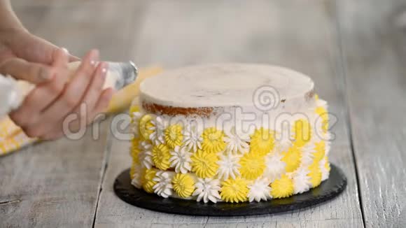 厨师或面包师用鲜奶油装饰蛋糕视频的预览图