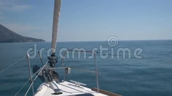在海上的游艇上视频的预览图