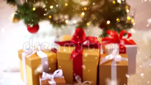 带圣诞礼品盒的情侣在家视频的预览图