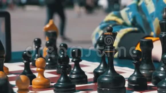棋盘和数字儿童跳棋比赛视频的预览图