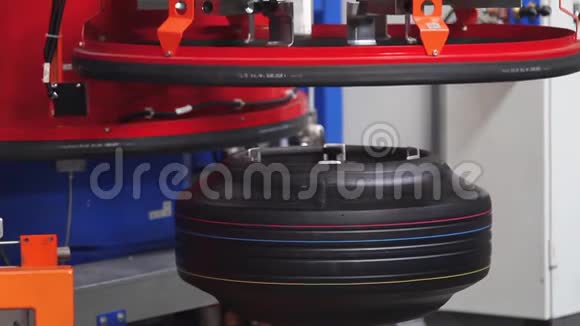 轮胎厂轮胎生产机器视频的预览图