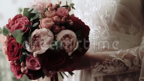 新娘捧着一束美丽的花视频的预览图